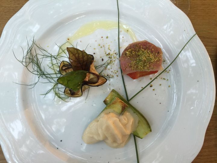 VERDURINE RIPIENE: POMODORO SPECK E PISTACCHIO, FIORE DI MELANZANA CON CREMA DI PEPERONI, ZUCCHINA CON SPUMA DI ALBUME E ACETO