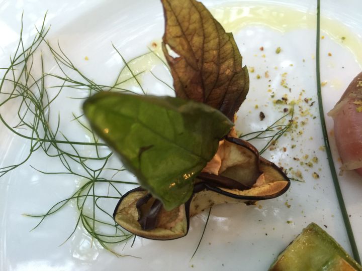  FIORE DI MELANZANA CON CREMA DI PEPERONI