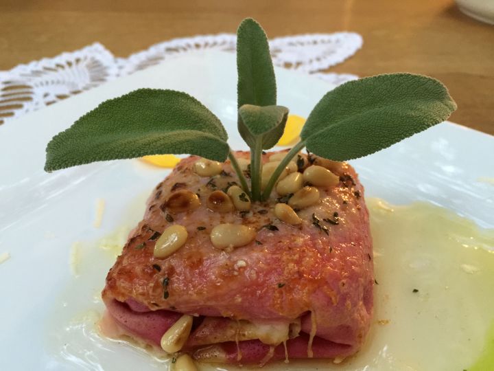 PACOTTINO DI ERBETTE ROSSE CON PINOLI TOSTATI