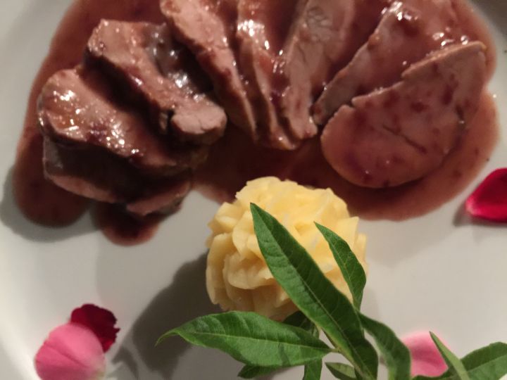FILETTO DI MAIALINO CON SALSA ALLE CILIEGIE ERBA LUIGIA E CITRONELLA