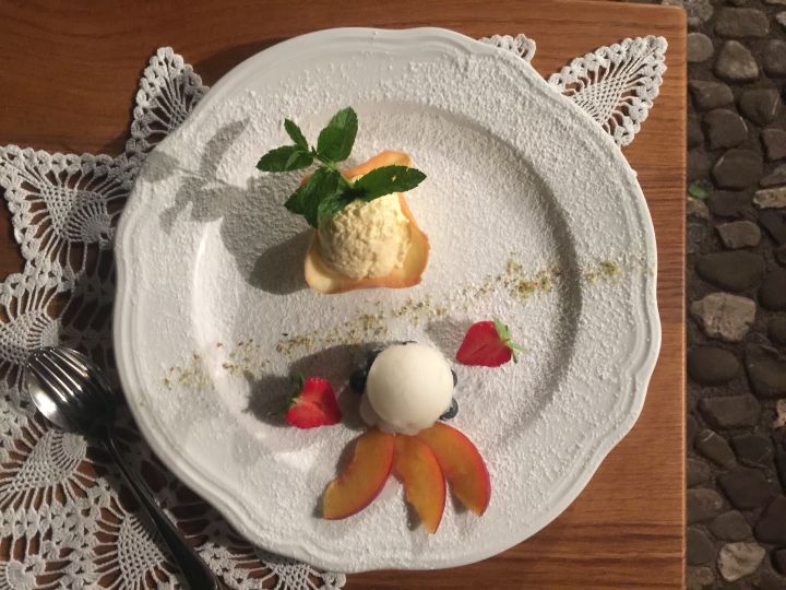 RICOTTINA FATTA IN CASA CON CREMA, GELATO AL SAMBUCO E FRUTTA FRESCA
