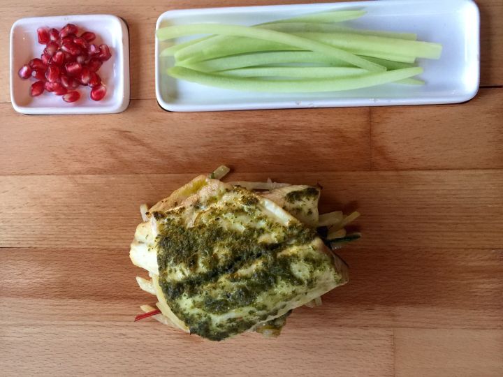 Filetto di branzino aromatizzato al basilico con cavolo rapa, spinacetti, cetriolo e melograno accompagnato da Withe 2010 (uvaggio Chardonnay e Pinot Bianco)