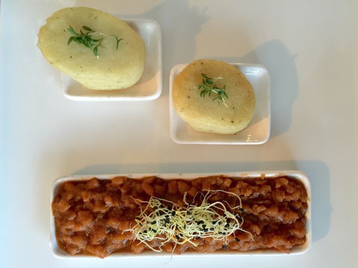 Seppia in umido con polenta accompagnata da un Chardonnay 2013
