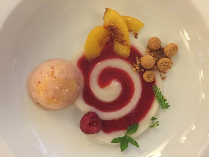 Crema di mandorle, salsa al lampone, sorbetto di pesca bianca e pesche alla griglia