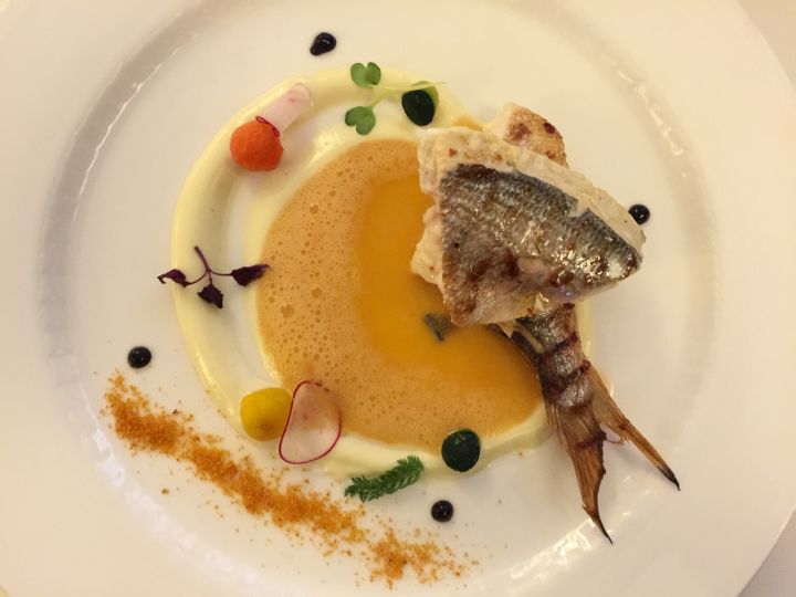 Trancio di orata alla plancia con bisque di astice e scampi e ajoli leggera