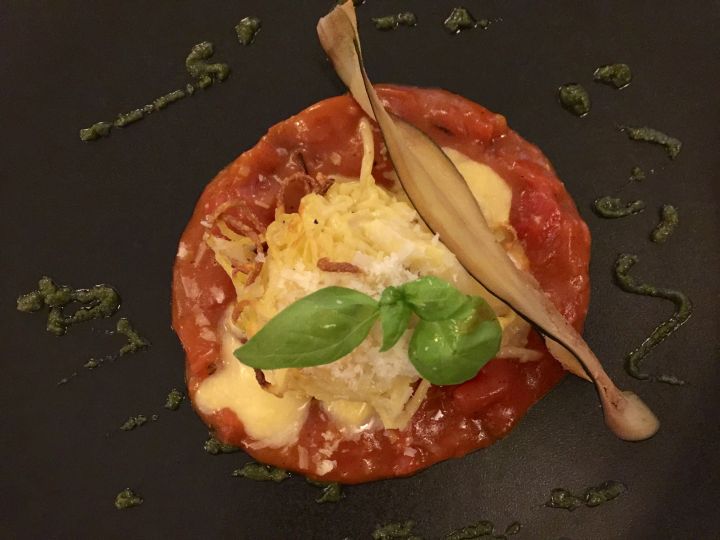 Melanzana al forno con tagliolini gratinati, provola, salsa di pomodoro a pezzetti e pesto