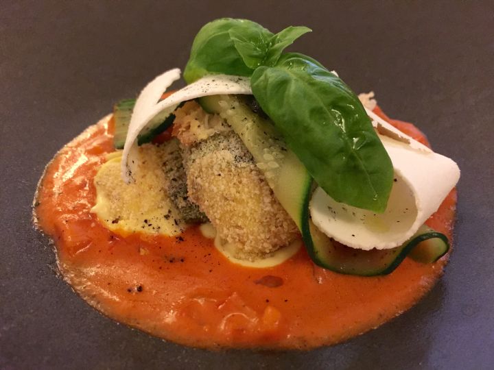 Fior di zucca con crema di Parmigiano 24 mesi, crema di peperoni dolci, gocce di pesto e ricotta affumicata