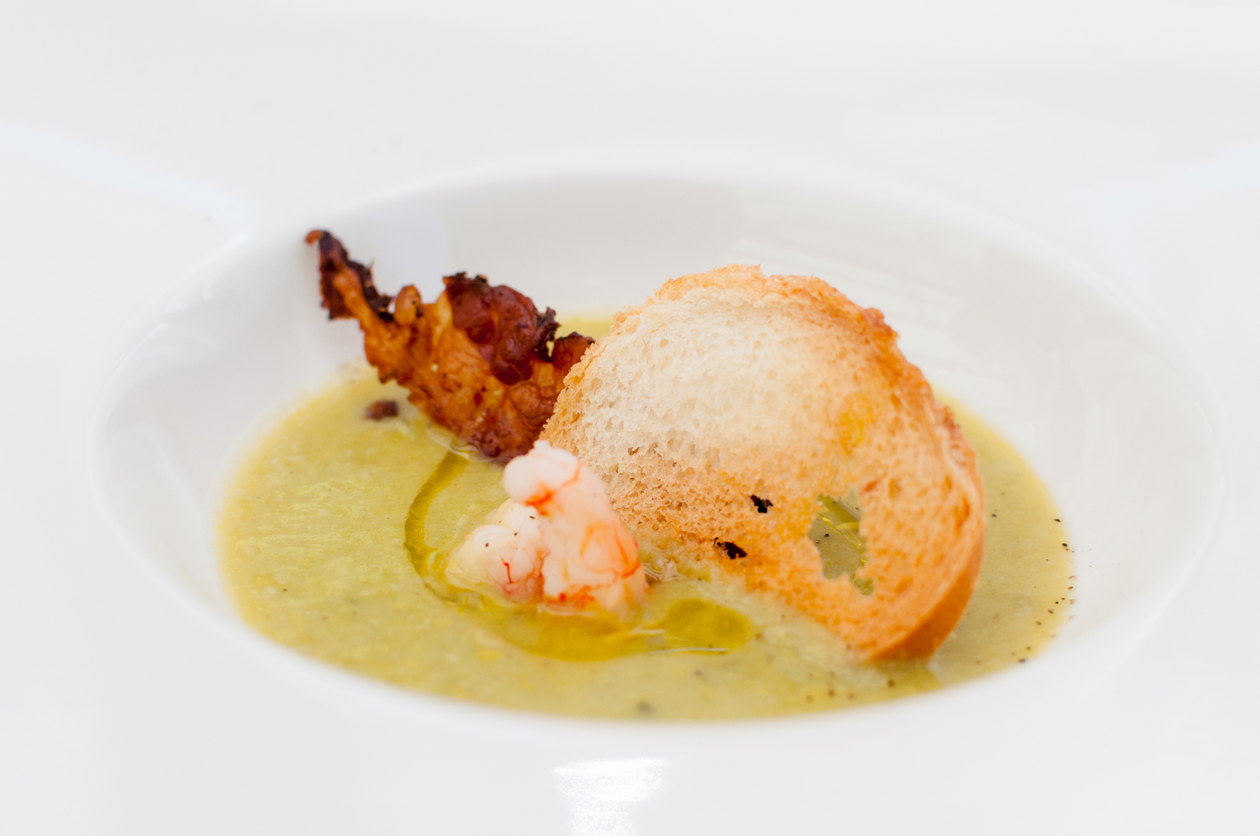 Gambero rosso di Mazzara del Vallo cotto a vapore con guanciale croccante di Sauris e crema di piselli