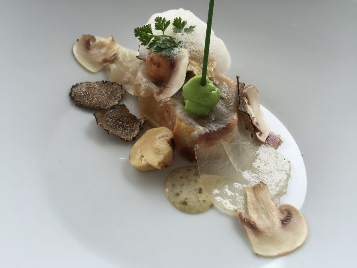 Vellutata di funghi, Strudel di patate e funghi, funghi sottaceto, tartufo 