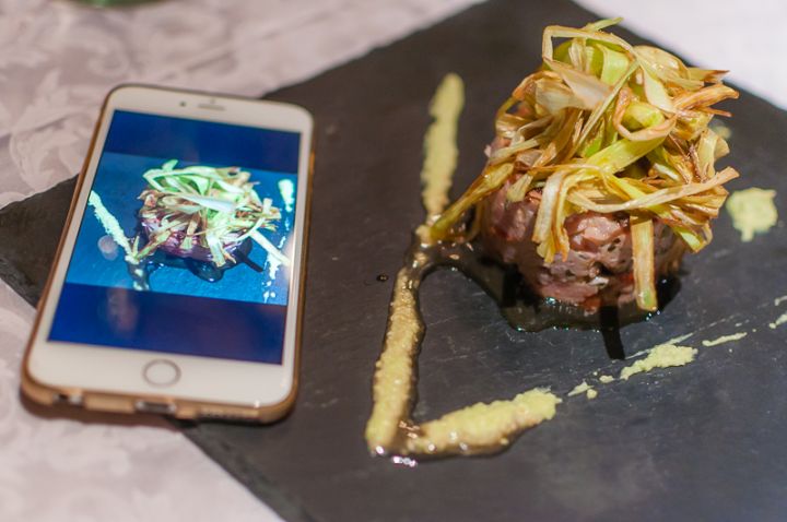 Hamburger di tonno con porro croccante e salsa wasabi