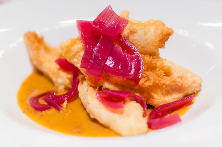 Tempura di triglia con crema di fagioli e cipolla rossa di Tropea in agrodolce