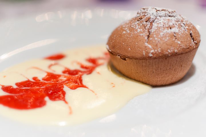 Tortino al cioccolato con salsa al mascarpone e salsa di fragole 