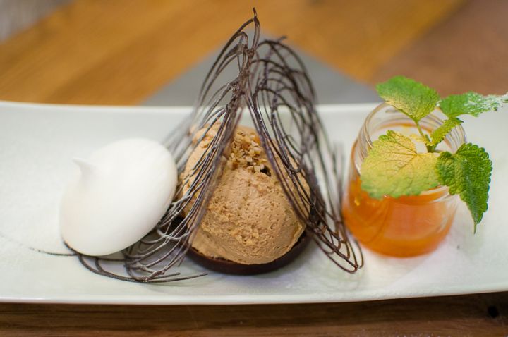 Torta al cioccolato con mousse alla nocciola e marmellata d’arancio