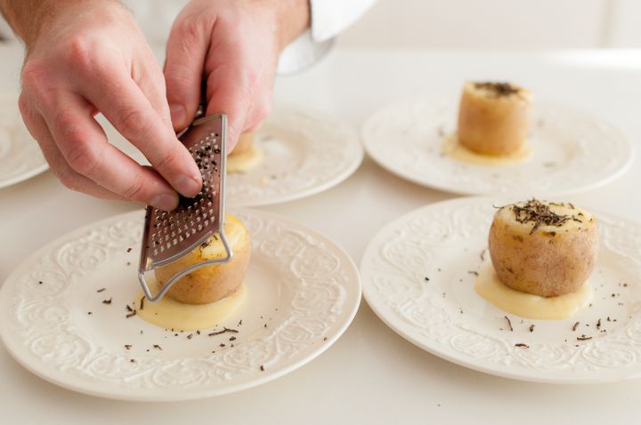 Patata con un cuore di crema al tartufo, uovo e purè di patate