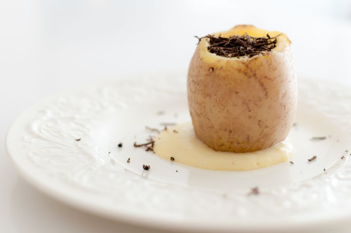 Patata con un cuore di crema al tartufo, uovo e purè di patate