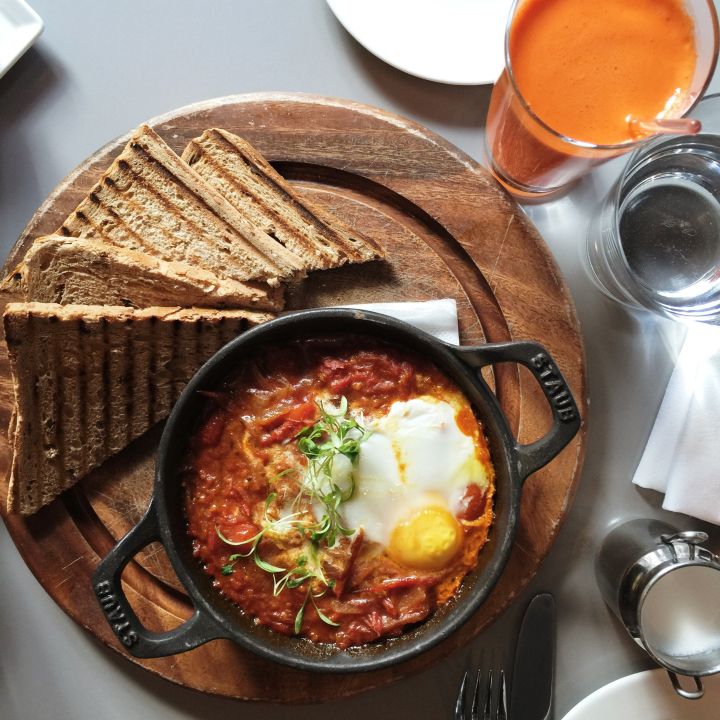 Uova alla benedettina in salsa di pomodoro, cipolla e cumino