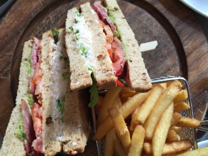 Club sandwich con il granchio, avocado e pancetta accompagnato dalle patatine fritte