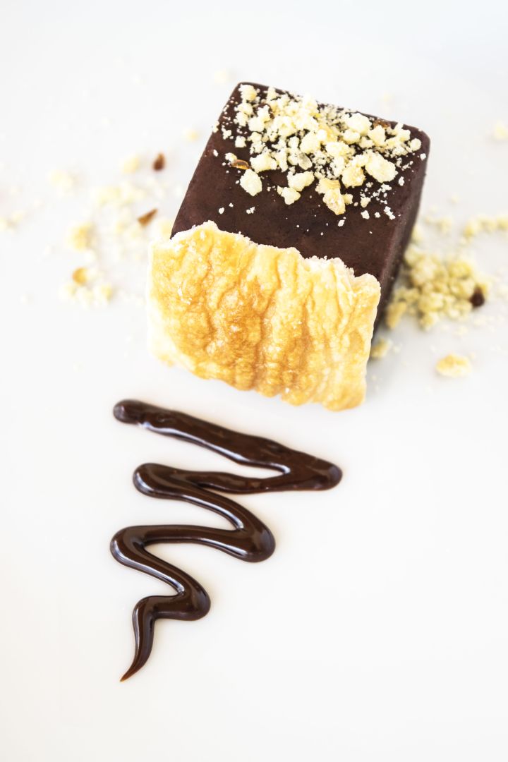 Tortino dolce e salato al cioccolato, sfoglia croccante e biscotto salato, ispirato dalla riserva naturale Falesie di Duino