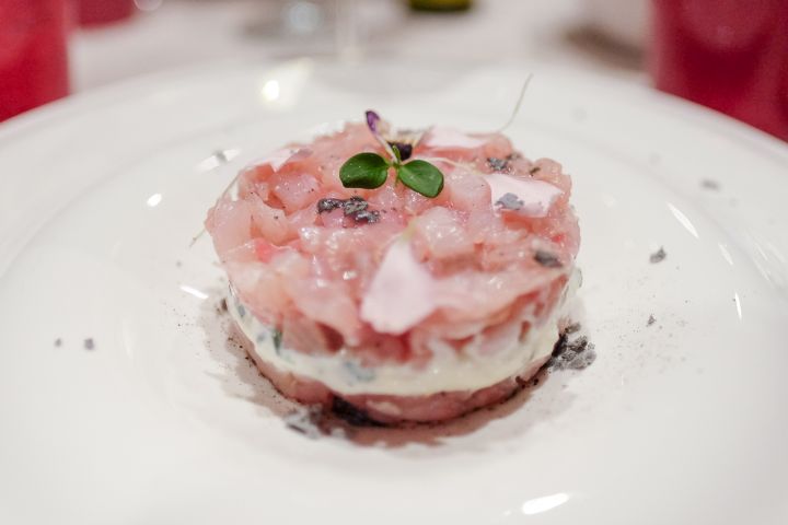TARTARA DI RICCIOLA CON STRACCIATELLA DI BUFALA E POLVERE D'OLIO