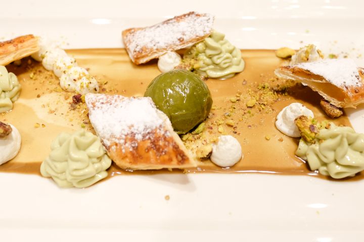 MILLEFOGLIE SCOMPOSTA AL PISTACCHIO, CON CREMA CHANTILLY E GANACHE DI PISTACCHIO