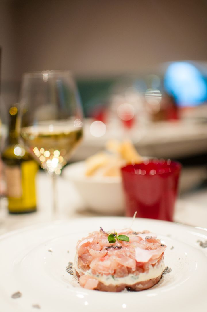 TARTARA DI RICCIOLA CON STRACCIATELLA DI BUFALA E POLVERE D'OLIO