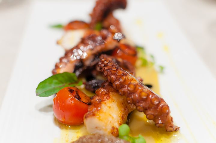 POLPO ALLA GRIGLIA CON CREMA DI PORRO E PATATE AFFUMICATE, POMODORI CLASSATI