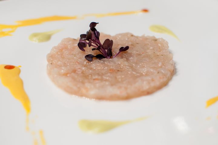 TARTARA DI GAMBERI CON SALSA DI AVOCADO E ZAFFERANO