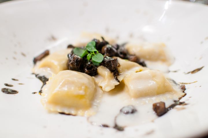 RAVIOLI CON GAMBERI E PATATE CON SALSA DI BUFALA AFFUMICATA E NERO DI SEPPIA (medaglia d’oro 2014)