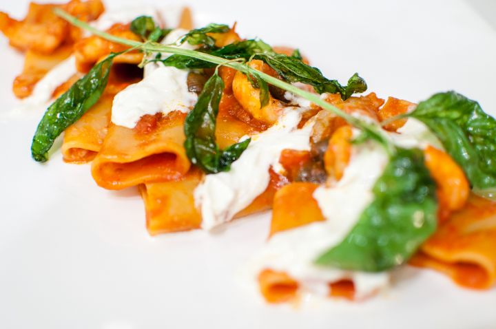 PACCHERI CON STRACCIATELLA DI BUFALA, POMODORO E SCAMPI