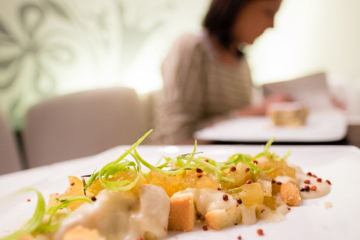 PAN DI SPAGNA AROMATIZZATO CON GIN CON PEPE ROSA E ROSMARINO ACCOMPAGNATO CON MELE IN TRE CONSISTENZE : CREMA, CARAMELLATA E CROCCANTE