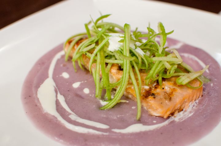 SALMONE FUME’ DI MELA VERDE CON VELLUTATA DI PATATE VIOLETTE E PANNA ACIDA