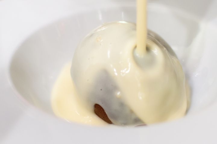 ARANCIA GLASSATA CON CIOCCOLATO FONDENTE, CREMA DI PISTACCHIO E CREMA DI VANIGLIA