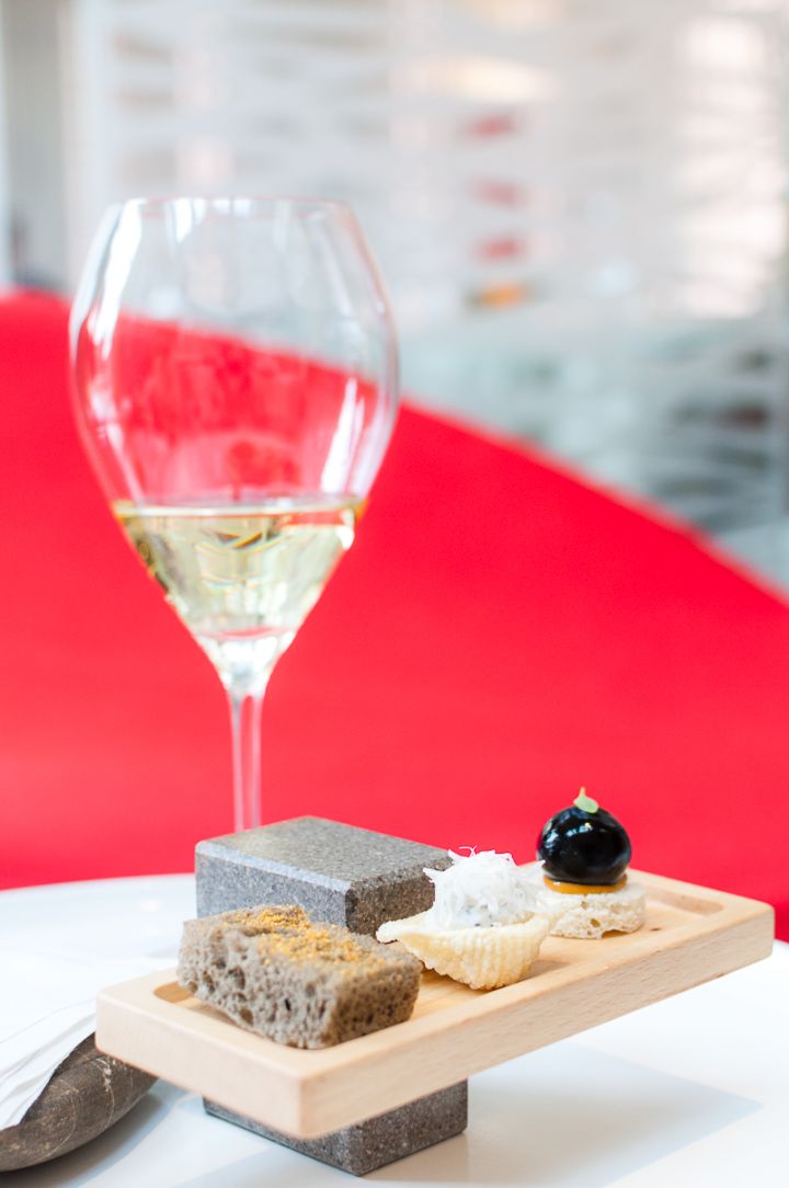 SPONGE DI OLIVE POLVERE D’ARANCIO, PASTA CROCCANTE CACIO E PEPE, COZZA PEPATA