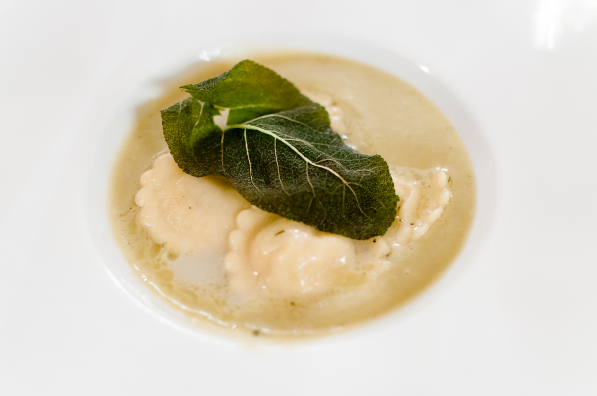 passatina alle erbe aromatiche con raviolini d'erba amara (balsamita) e salsina di Vitovska