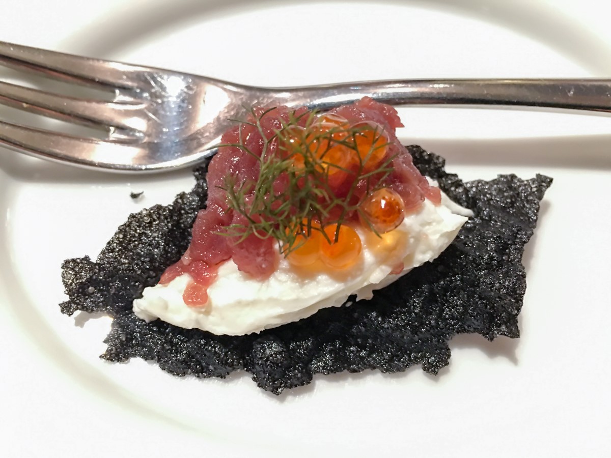 Tartara di tonno e cips al nero di seppia