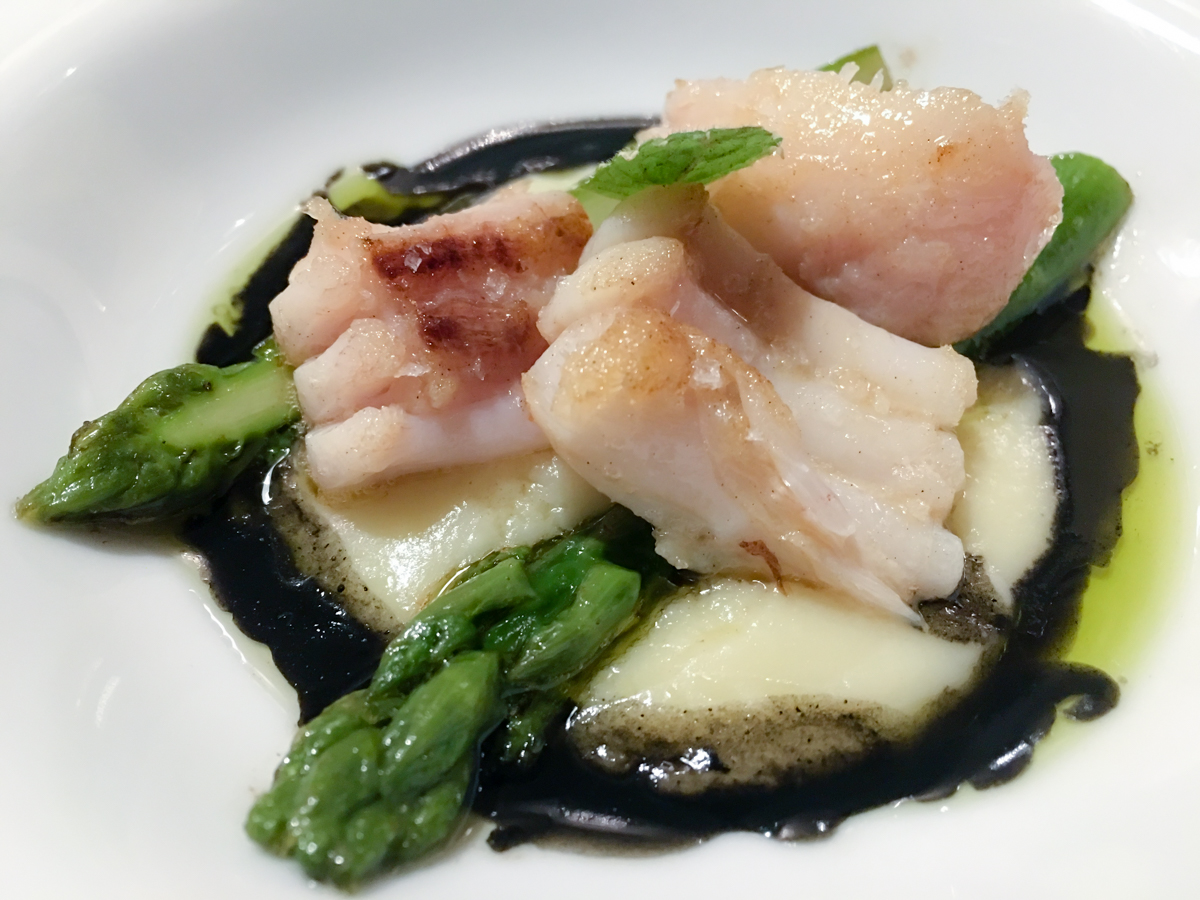 Filetto di pastinacca con asparagi e nero di seppia