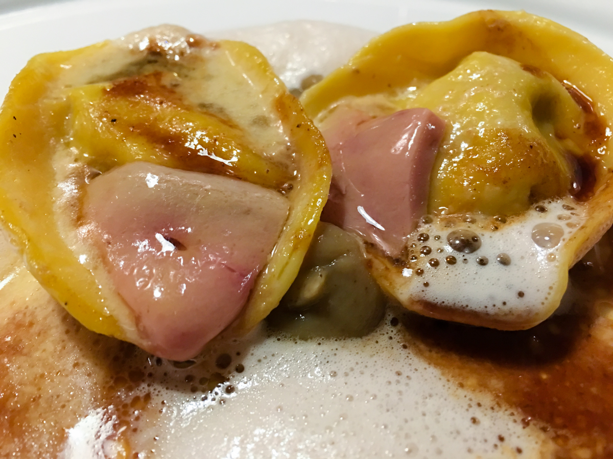 Ravioli di pistacchio e formaggio fresco, con fegato d'oca