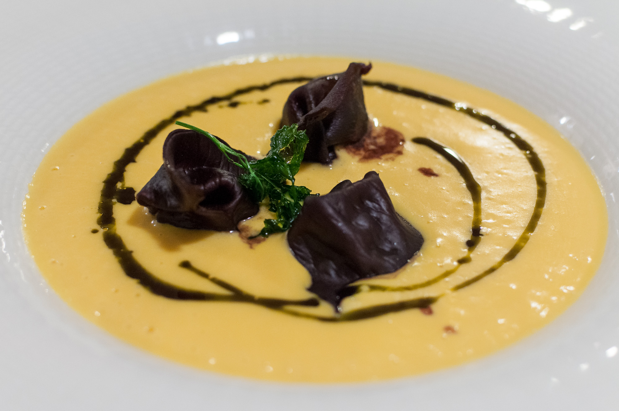 vellutata di zucca con ravioli farcitici di cipolla rossa di tropea e cotti nel vino rosso